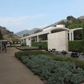 Po dni stráveném v Getty jsme se vrátili osprchovat a převléct do motelu, vyzvedli jsme Laurie, a měli jsme příjemnou večeři v italské restauraci v Pasadeně. V hlavní místnosti hrál jazzový kvartet, požádali jsme o tichý stůl, a tak jsme měli sami pro sebe celou zadní místnot, s hudbou, ale dostatačně tlumenou, abychom se mohli slyšet. Špenátová lasagna byla výborná.