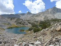 P1120946  U menšího jezera už bychom se měly napojit na stezku. Jen seběhnout dolů a pak odpočinout si než začneme nahoru na Bishop Pass