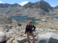 P1130157  Po včerejším úspěchu jsem se rozhodla, že to švihneme přímo na Bishop Pass, ať nemusíme slézat na stezku a pak lézt zpátky. Přesně jsem tento plán asi nekomunikovala, takže jsme se s Petrou každá měly tendenci tlačit jiným směrem. Když Petra upravovala v prostřed ničeho vodu, objevil se zpoza skály mladík s batohem, a potvdil, že odtud na Pass je to &#39;mellow&#34;. Měl pravdu, sedlo jsme našlym, a něm skupinu lezců kterým ten mladík za úplatu donášel náčiní pod horu.